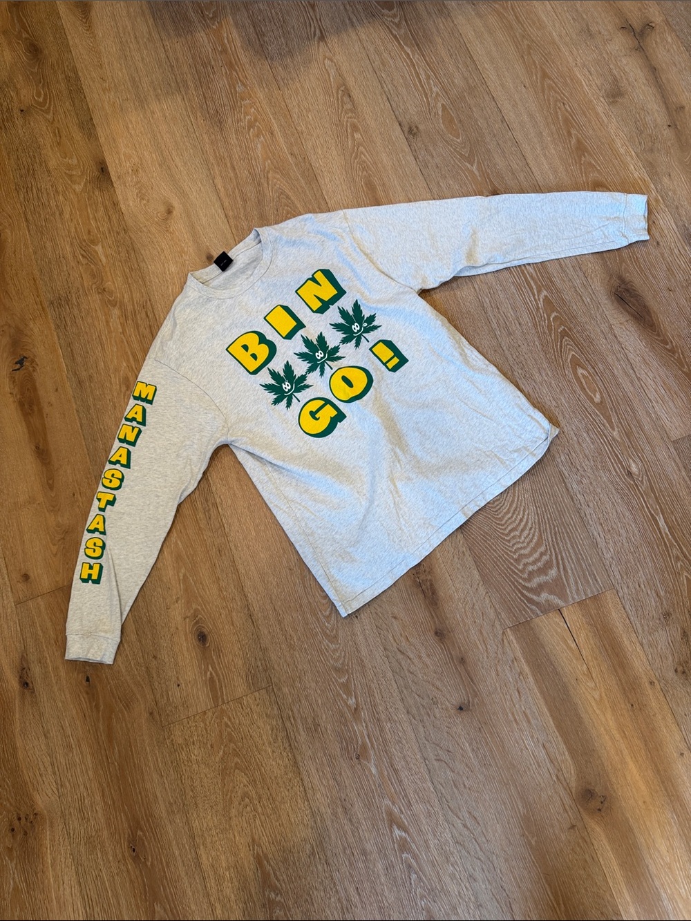 BIN GO! Graphic Long-Sleeve men’s Top - Light Gray with Green & Yellow Print